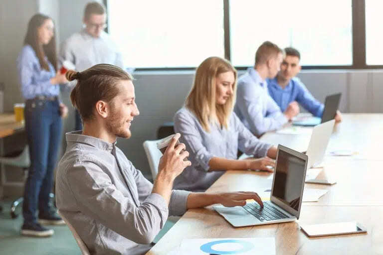 Ноутбуки для коворкінгів у 2025: твій офіс — там, де Wi-Fi і кава